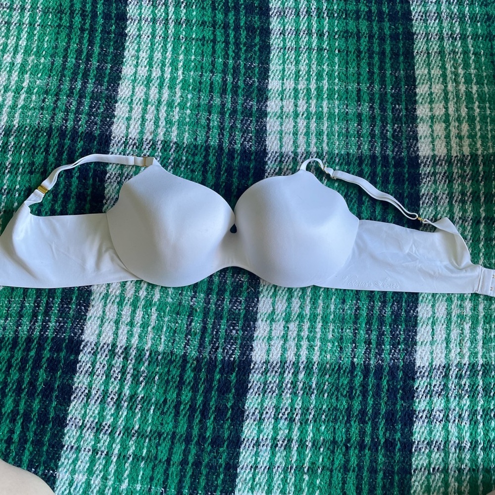 White Victoria’s Secret Bar